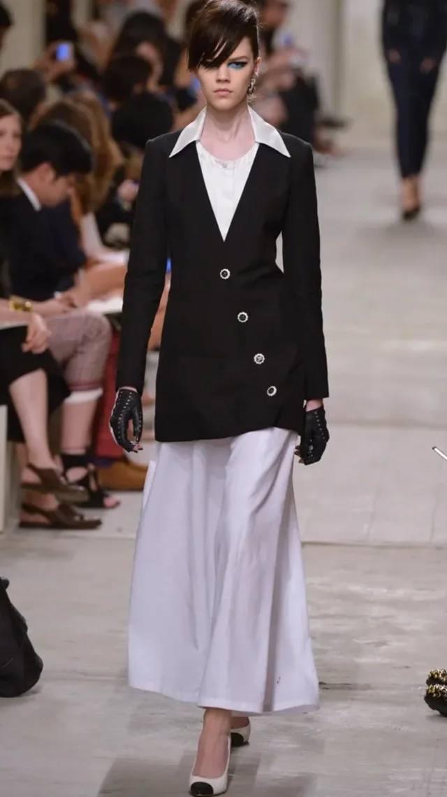 Chanel Resort 2014 Black Long-Sleeved Jacket with White and Black CC Logo Buttons Size FR 34 (UK 6) in Black Silk from Sellier, photo 2 of 2