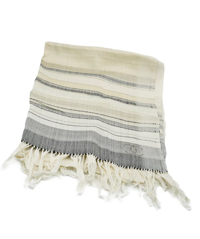 Chanel large Fouta, grey encrusted with pearls, excellent conditions in Grey Leather from Luxury Promise
