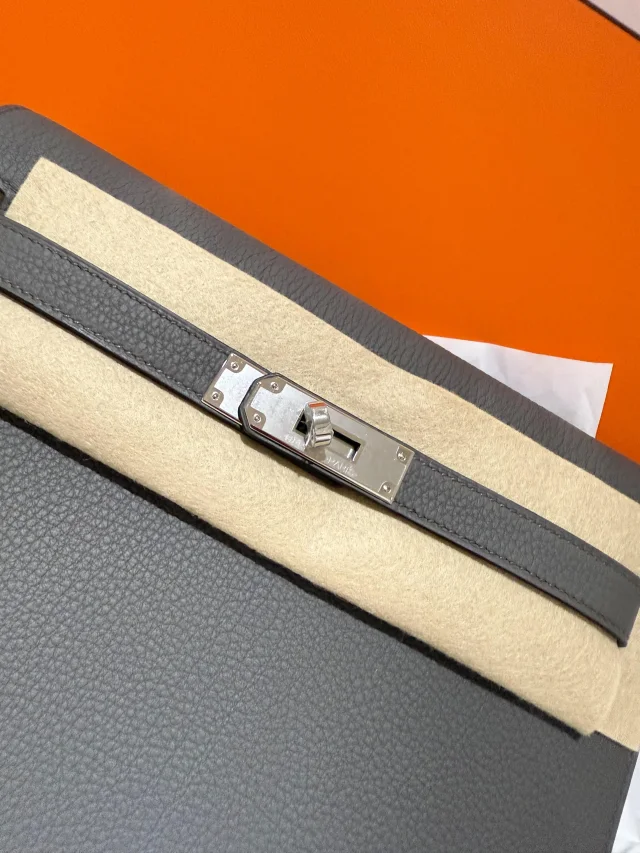 Hermès Etain Kelly Depeches 25 Pouch in Taupe Togo leather from HEWI, photo 3 of 6