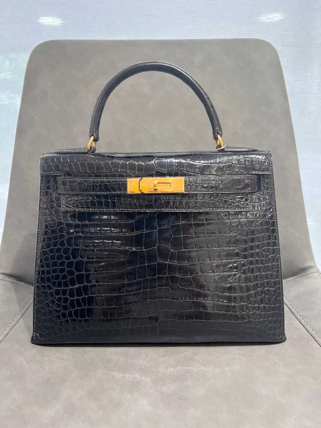 Hermès Vintage Kelly 28 Sellier Black Shiny Porosus GHW #V Circle (Y1992) in Black from Luxury Promise