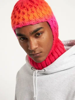 Agr Knitted beanie in 75% Acrylic, 15% Wool, 10% Alpaca, photo 3 of 4 from LUISAVIAROMA