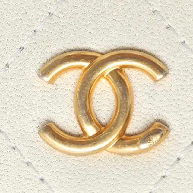 Chanel CC Pearl Round Clutch Bag in Leather from A Retro Tale, photo 6 of 9