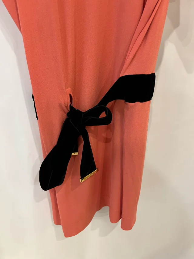 Louis Vuitton Coral Pink Mini Dress with Black Velvet Belt and Gold Logo Detail FR 38 (UK 10) in Black Velvet from Sellier, photo 7 of 7