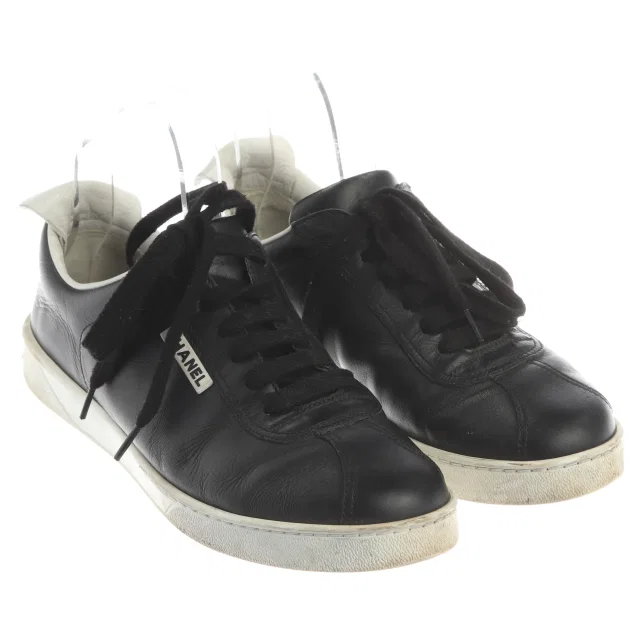 Chanel Sneaker EUR 38,5 Schwarz in Schwarz from Buddy And Selly