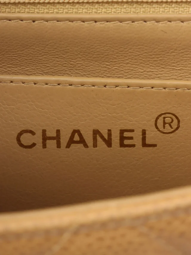 Chanel Circa 1995 Caviar Skin Diana Flap Chain Bag 22cm Beige in Beige Caviar leather from VINTAGE QOO TOKYO, photo 6 of 15