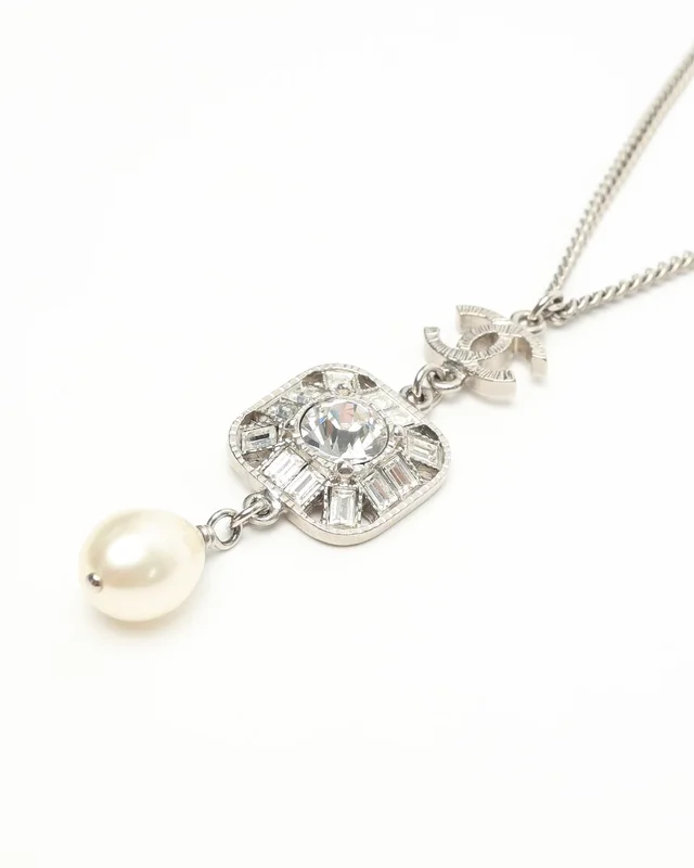 Chanel Coco Mark Pearl Rhinestone Necklace from A Retro Tale, photo 4 of 5