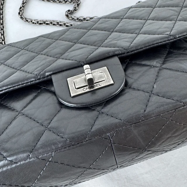 Chanel 2.55 Reissue Old Medium Bag in aged calfskin, Metal from Reowned, photo 9 of 12