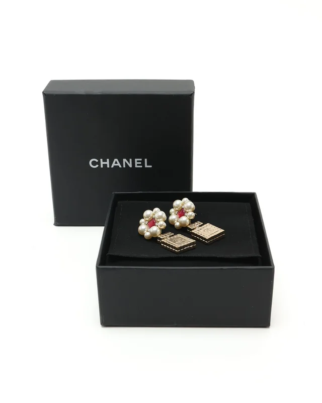 Chanel CC Pearl Dangling Earrings from A Retro Tale, photo 5 of 5