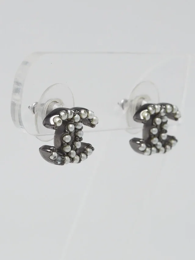 Chanel Faux Pearl Mini CC Stud Earrings from Yoogis, photo 3 of 5
