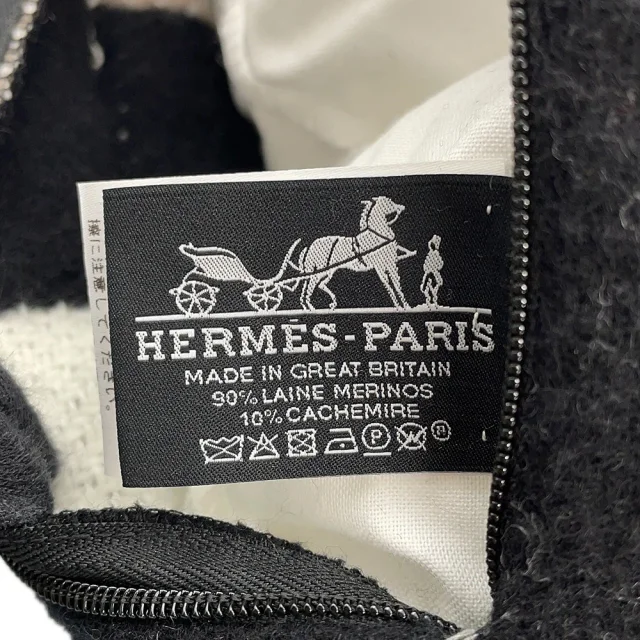 Hermès Avalon III Cushion Ecru・Noir Wool90% Cashmere10% Size PM in Black from GALLERY RARE, photo 5 of 7