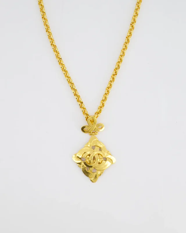 Chanel 97P Vintage Gold Pendant Necklace With CC Detail in Gold from Sellier, photo 2 of 6