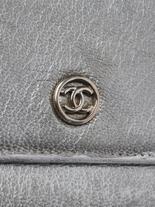 Chanel Metallic Silver Leather CC Flap Slim Wallet in Silver Leather from Yoogis, photo 5 of 15