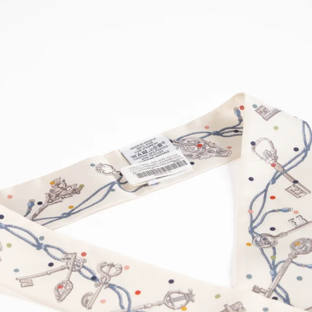 Hermès Soie Les Cles à Pois Franges Twilly in Silk from Labellov, photo 3 of 3