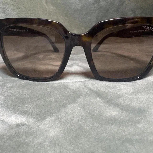 Tom Ford Women's Cat eye Sunglasses - Brown in red|brown from Depop, photo 1 of 1