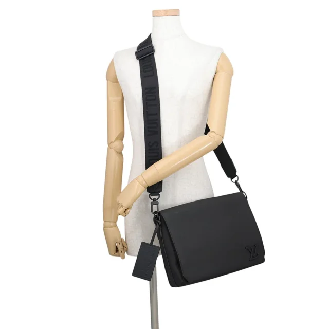 Louis Vuitton takeoff messenger NoirM57080 Grain Leather in Leather from GALLERY RARE, photo 4 of 12