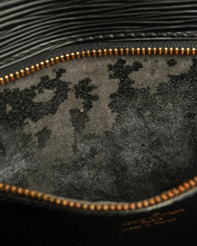 Louis Vuitton EPI Monceau 28 Bag in Leather from A Retro Tale, photo 6 of 11