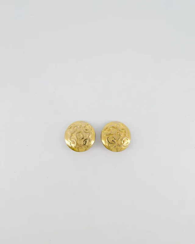 Chanel Vintage Gold Round Clip-On Earrings with CC Logos in Gold from Sellier, photo 2 of 5