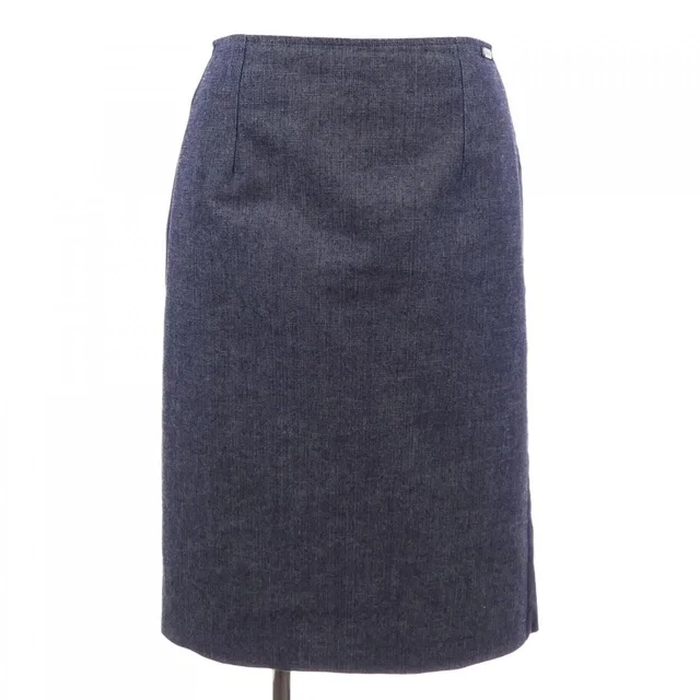 Chanel Vintage Ideentification 00c Skirt from The Reluxe