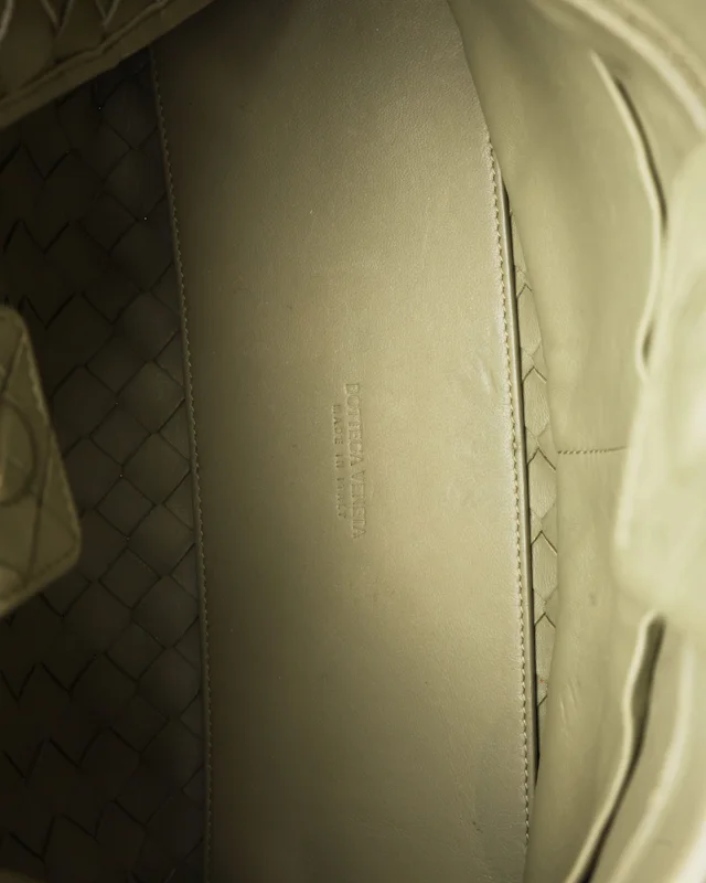 Bottega Veneta Intrecciato Medium Andiamo Bag in Woven leather from A Retro Tale, photo 8 of 9
