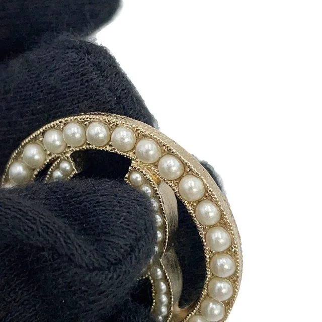 Chanel CC Logo Circle Necklace Gold Plated Faux Pearl in Gold from GALLERY RARE, photo 6 of 9