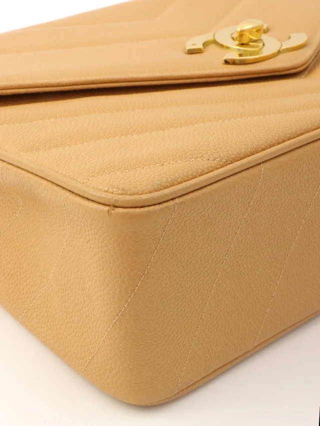 Chanel 2005-era caviar skin V-stitch CC turn-lock chain bag, beige in Beige Caviar leather from VINTAGE QOO TOKYO, photo 8 of 14