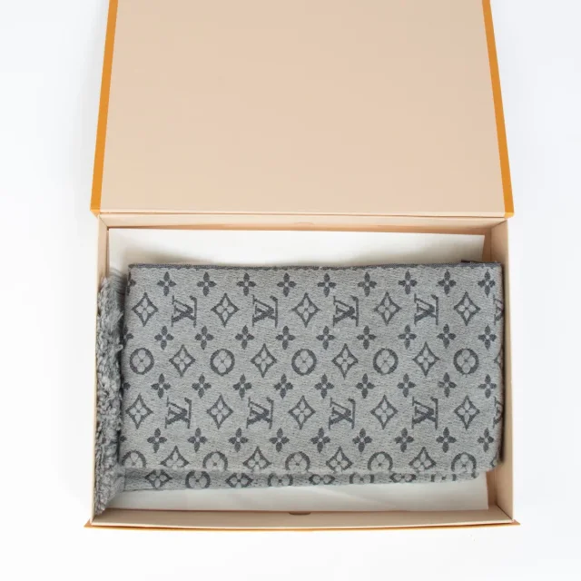 Louis Vuitton Light Grey Monogram Classic Scarf in Grey Wool from Labellov, photo 2 of 3