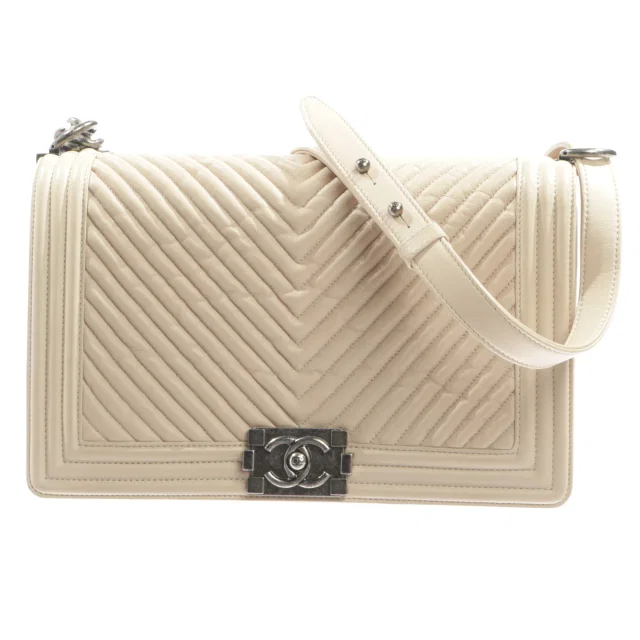 Chanel Boy Bag Medium Umhängetasche Beige in Weiß from Buddy And Selly