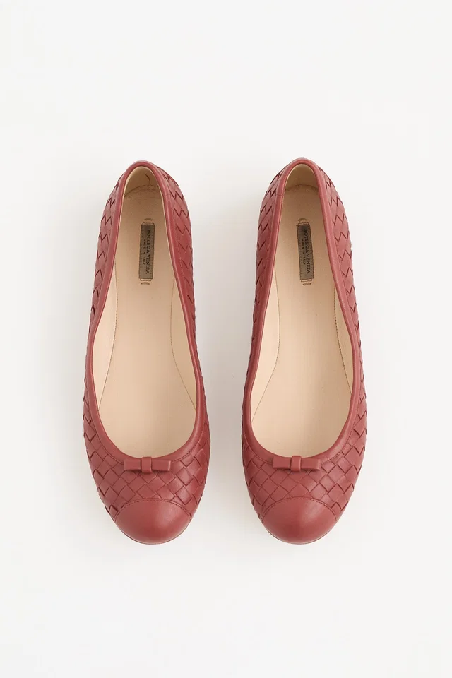 Bottega Veneta Intrecciato Bow Flat in Woven leather from VSP Consignment