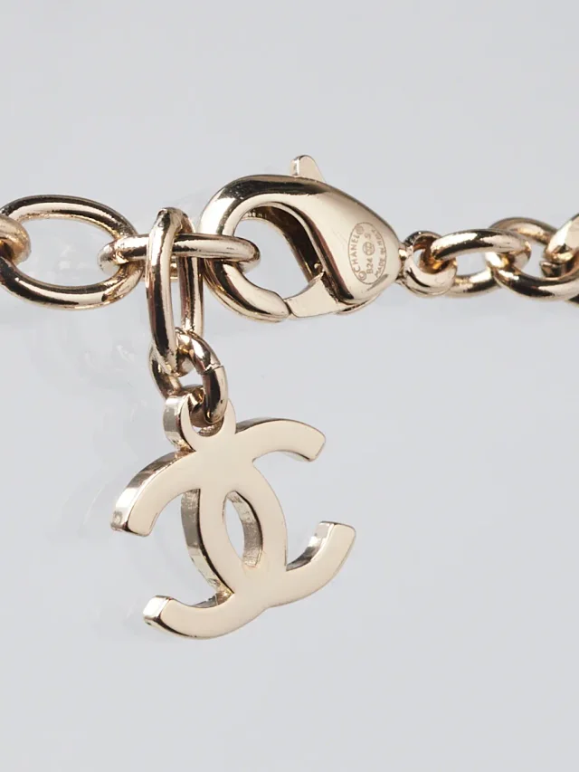 Chanel Gold Metal Faux Pearl and Chain Flap Bag Necklace in Gold from Yoogis, photo 5 of 6