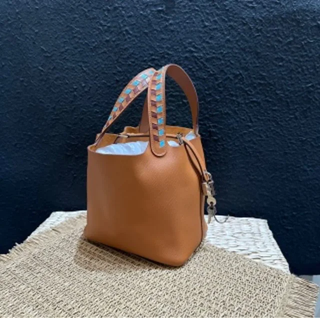 Hermès woven handle shopping basket, D-stamp in Woven leather from Luxury Promise, photo 1 of 1