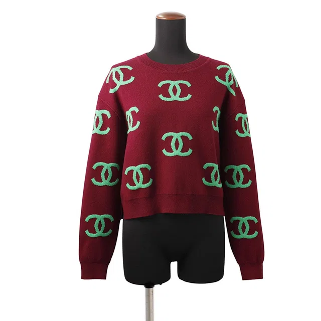 Chanel CC Logo Knit Sweater Size 38 Bordeaux/GreenP70525 Cashmere 97%, Elastin 3% in Burgundy Cashmere from GALLERY RARE