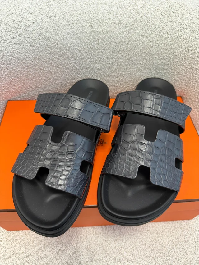 HK LOCATED*HERMÈS CHYPRE SANDAL Graphite- Size 42 in Grey Crocodile from Luxury Promise
