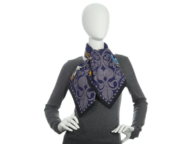 Hermès Arabesques Silk Scarf 90cm in Silk from Ann's Fabulous Finds, photo 6 of 6