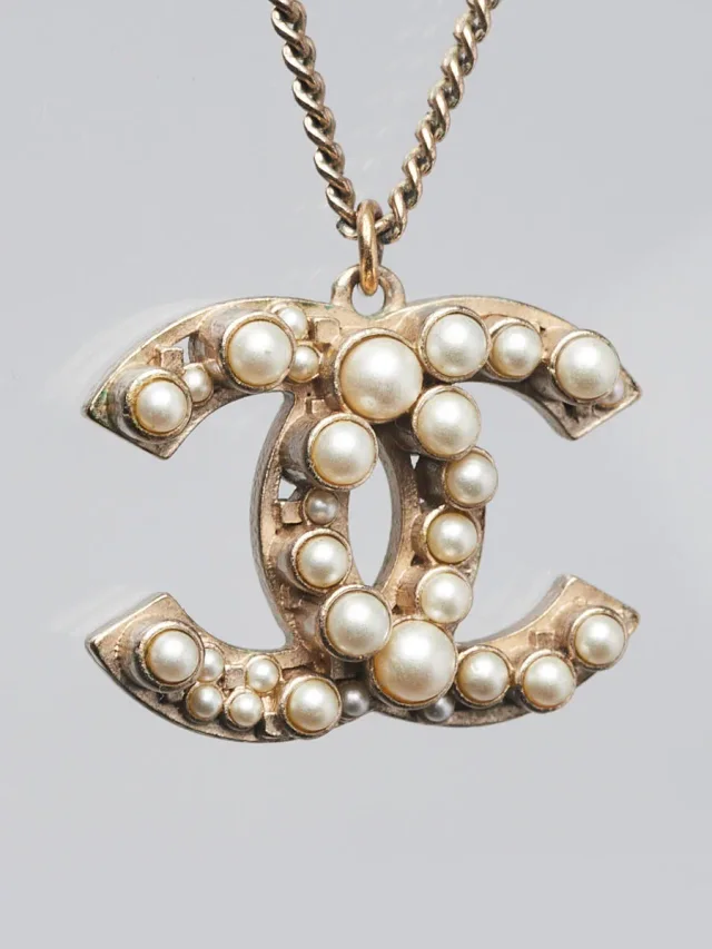 Chanel Gold Metal Faux Pearl CC Pendant Necklace in Gold from Yoogis, photo 4 of 7