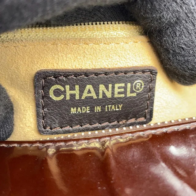 Chanel CC Logo Chocolate Bar tote Brown Patent Leather in Brown Patent leather from GALLERY RARE, photo 17 of 17