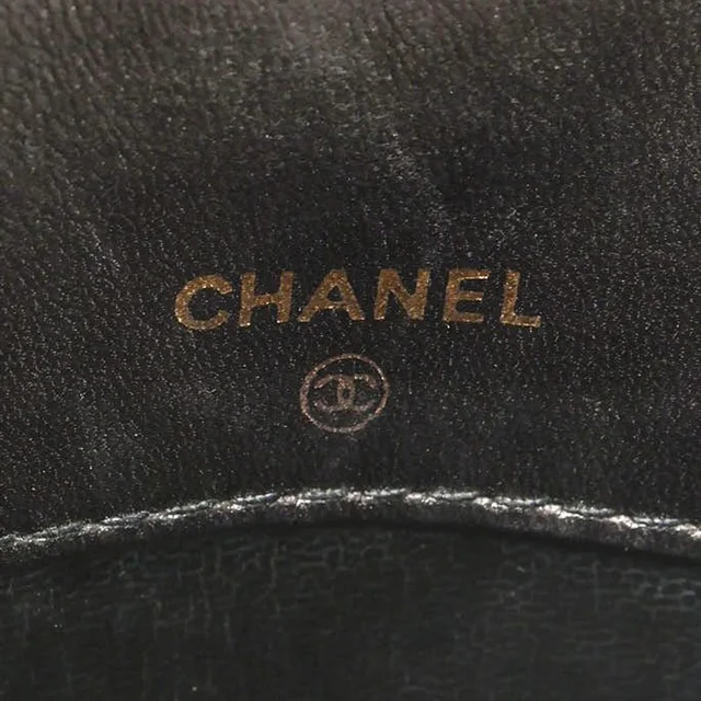 Chanel Classic Patent Phone Holder Crossbody Bag in Patent leather from A Retro Tale, photo 8 of 11