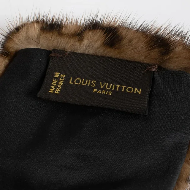 Louis Vuitton Damier Mink Fur Collar in Brown Leather from Labellov, photo 5 of 6
