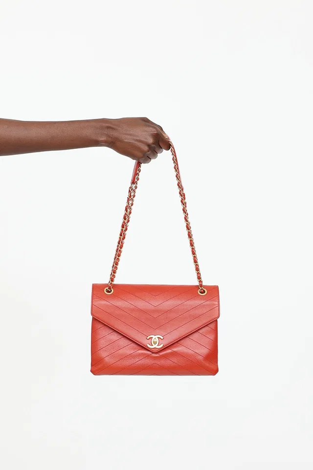 Chanel 2018 Medium Coco Chevron Envelope Flap Bag in Leather from VSP Consignment